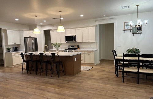 Thatcher House | NEW BUILD Spacious 4-bedroom house with great location- sleeps 10
