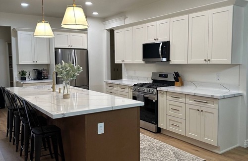 Thatcher House | NEW BUILD Spacious 4-bedroom house with great location- sleeps 10
