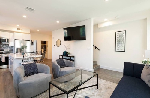 Pico-Union House | New build. Stylish furnishings near Downtown &Hollywood