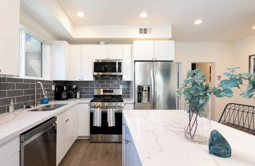 Pico-Union House | New build. Stylish furnishings near Downtown &Hollywood