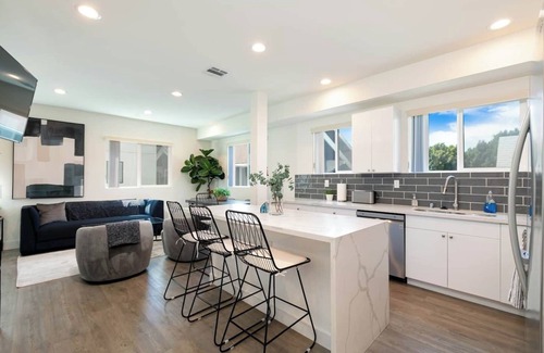 Pico-Union House | New build. Stylish furnishings near Downtown &Hollywood
