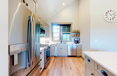 Grand Elk Ranch House | New-build townhome with panoramic mountain views & gas fireplace