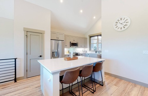 Grand Elk Ranch House | New-build townhome with panoramic mountain views & gas fireplace