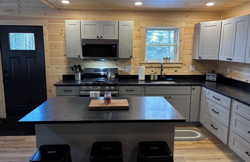 Rangeley Ski Chalet | New Built! 2025 Cozy 3-bedroom chalet with water access to Rangeley Lake