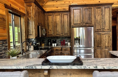 Hochatown Cabin | New Cabin/Ping Pong/Hot Tub/Fire Pit/Corn Hole/Fireplaces/Grill/Outdoor Dining