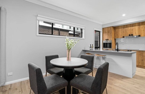 Beechworth House | New Central 2 bedroom townhouse!