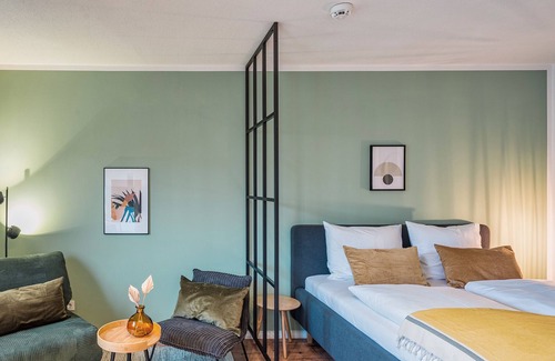 Friedrichstadt Apartment | NEW/Central/WIFI/Parking/Kitchen/Netflix/Smart TV