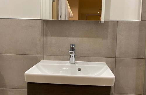 Loxford Apartment | New, centrally located and very cozy studio