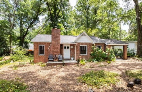 Gainesville House | NEW! Charming 2-Bedroom House - 0.8 Mile Walk to Stadium and Midtown! n