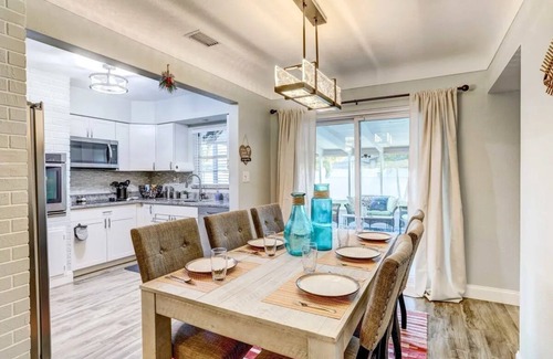 South Pinellas Community Council House | NEW! Charming private bungalow w/hot tub near beaches 3BR