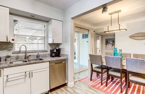 South Pinellas Community Council House | NEW! Charming private bungalow w/hot tub near beaches 3BR