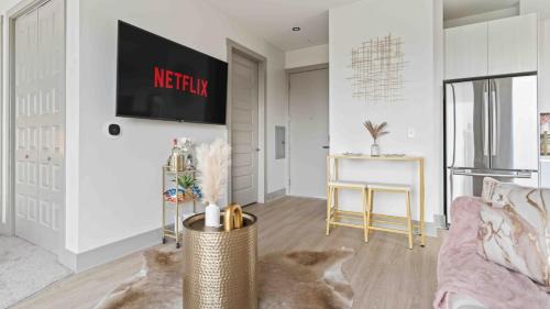 Home Park Apartment | NEW! ChateauOasis PenthouseViews KingBed FreePark