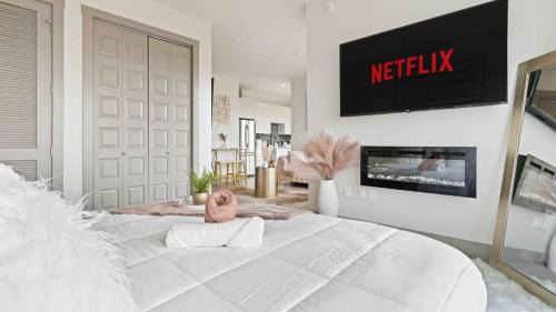 Home Park Apartment | NEW! ChateauOasis PenthouseViews KingBed FreePark