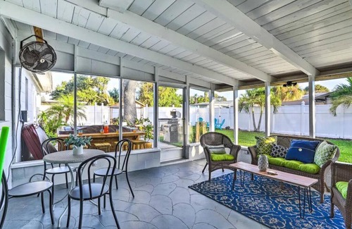 South Pinellas Community Council House | NEW! Cheerful bungalow with hot tub near beaches