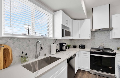 Historic Filipinotown House | New Construction Elegantly furnished near Downtown & Hollywood