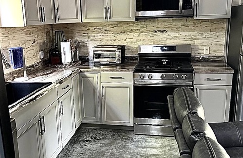 Iola House | New construction modern guesthouse located close to Texas A&M and Kyle Field