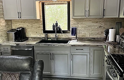 Iola House | New construction modern guesthouse located close to Texas A&M and Kyle Field