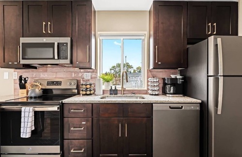 Roseville Apartment | New!Contemporary UpperFlat Near Downtown Roseville