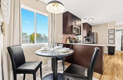 Roseville Apartment | New!Contemporary UpperFlat Near Downtown Roseville