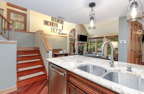 The Galena Territory House | New - Country Chic, Corner Unit, Dog Friendly - Only 12 Min to Downtown Galena