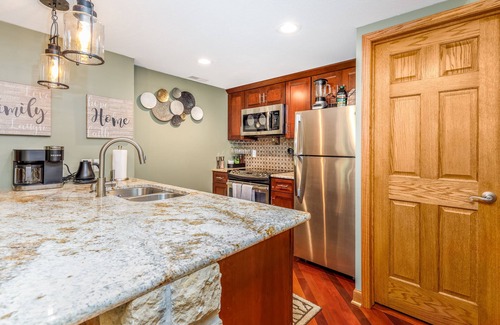 The Galena Territory House | New - Country Chic, Corner Unit, Dog Friendly - Only 12 Min to Downtown Galena