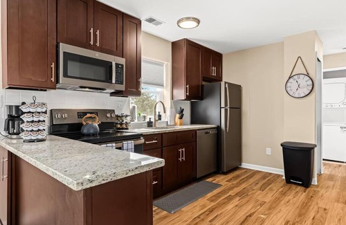 Roseville Apartment | New! Cozy 1BR minutes from Downtown Roseville