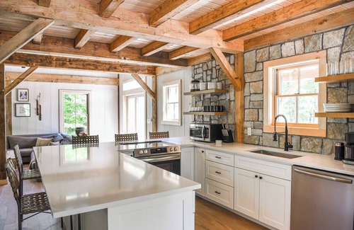 Central Vermont- Killington Cabin | NEW Cozy 4-bedroom cabin with AC, WiFi, Hot Tub and Fire Place!