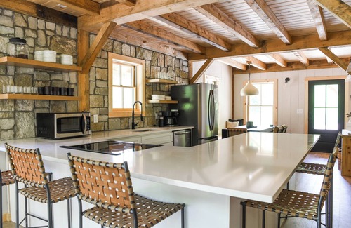 Central Vermont- Killington Cabin | NEW Cozy 4-bedroom cabin with AC, WiFi, Hot Tub and Fire Place!