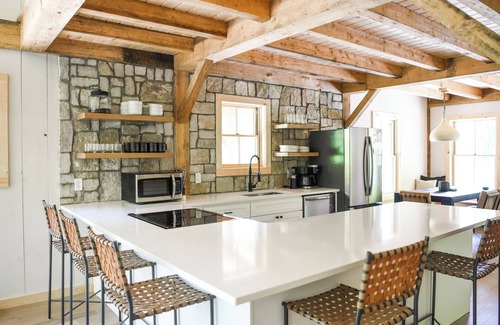 Central Vermont- Killington Cabin | NEW Cozy 4-bedroom cabin with AC, WiFi, Hot Tub and Fire Place!