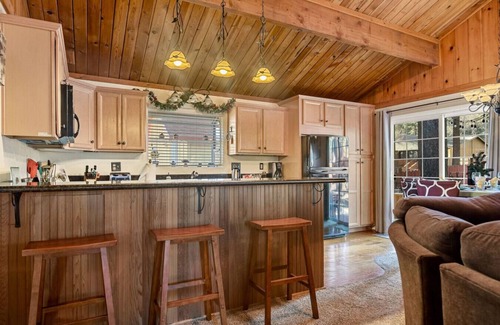 Big Bear House | *NEW* Cozy Beartime Story Cabin + BBQ + 2BR
