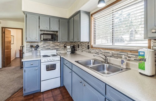 Greer Cabin | NEW! Cozy Cabin Retreat with Scenic Views
