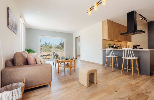 Boegoeroei House | New Cozy, Comfortable home in Tranquil Neighbrhood, only 8 min away from Beach