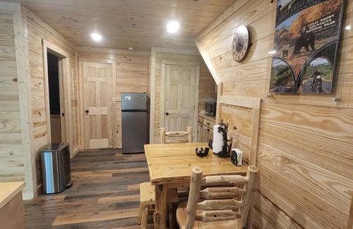Rocky Grove Cabin | New Cozy Cosby cabin 20 min to Gatlinburg