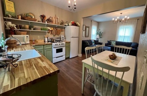 Nelsonville Cottage | New - Cozy Hocking Hills Cottage w Hot Tubnn