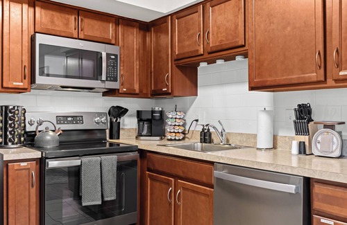 Drayton Plains Apartment | NEW! Cozy Modern 1BR Flat by Downtown Royal Oak