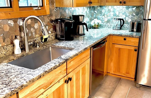 Utica House | NEW ! COZY , RUSTIC 2-bedroom townhome Near STARVED ROCK !