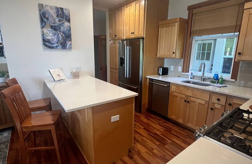 Eastsound House | New design, luxury home, views from the hottub, Close to town, come relax!