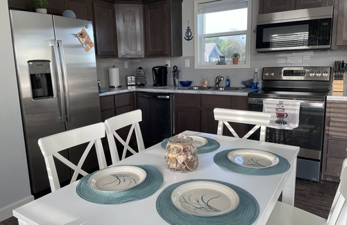 Long Mott Cottage | New! Drift away in Bayfront 2-bedroom Turquoise cottage