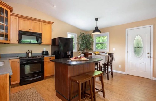 Perrysville Cottage | NEW Enchanting Mohican Getaway w/Poker&Pool Table