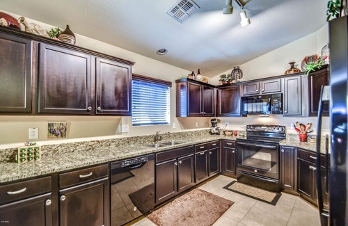 Sundance House | NEW! Executive Bungalow in West Valley Sleeps 8, weekly/monthly rates available