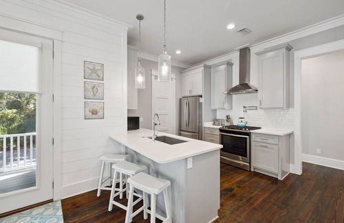 Greenway Park House | NEW! Fall Break OPEN 4 BR, Pool, Bikes & close to shopping & beach