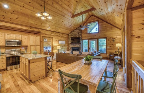 Epworth Cabin | NEW! - Fish the CREEK/Mountain VIEWS/mini-GOLF/hot tub/3 acres/Dog friendly
