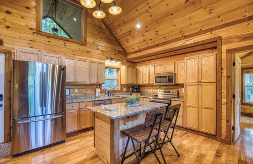 Epworth Cabin | NEW! - Fish the CREEK/Mountain VIEWS/mini-GOLF/hot tub/3 acres/Dog friendly