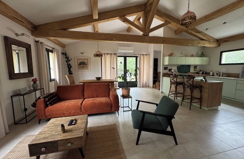 Saint-Hippolyte-de-Montaigu House | New single-storey house in the heart of a wooded garden