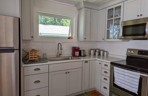 St. Albans Cottage | *New* Fully Renovated* Cozy Cottage with private beach