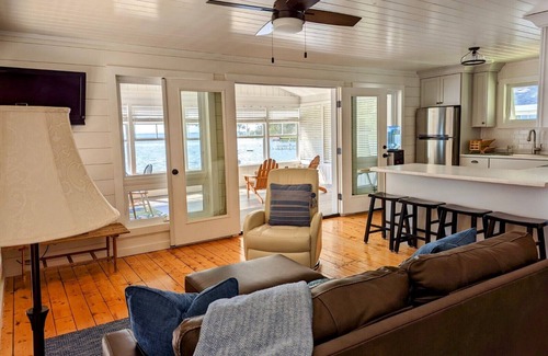 St. Albans Cottage | *New* Fully Renovated* Cozy Cottage with private beach