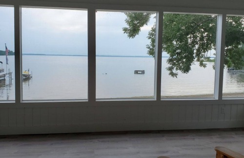 St. Albans Cottage | *New* Fully Renovated* Cozy Cottage with private beach