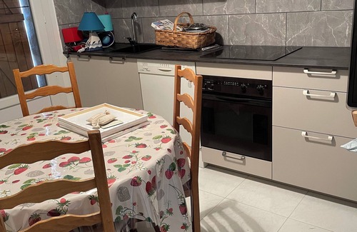 Labrousse Apartment | New garden level of 33 m2 in a house in the center of town. Shaded terrace