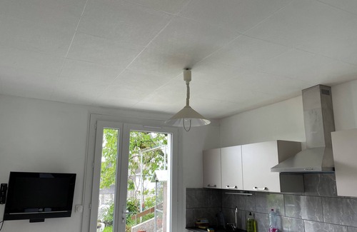 Labrousse Apartment | New garden level of 33 m2 in a house in the center of town. Shaded terrace