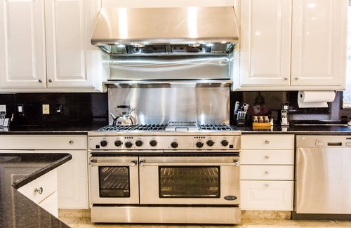Rhinebeck House | NEW! Gated 21 Acre Modern Luxury Estate Heated Pool Hot Tub Gym Movie Theater.
